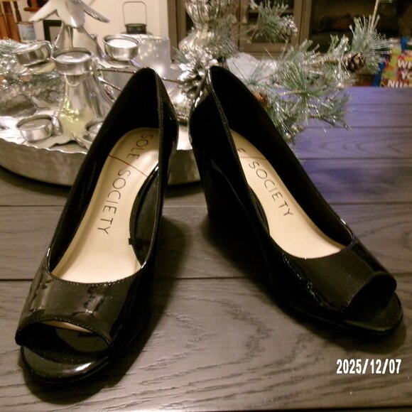 ✨ NWOT Sole Society women’s size 7 BLACK open toe pump wedge patent leather ✨ - Picture 1 of 4